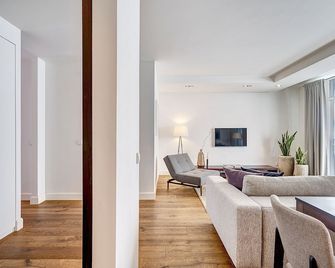 Vilnius Apartments & Suites - Vilnius - Living room