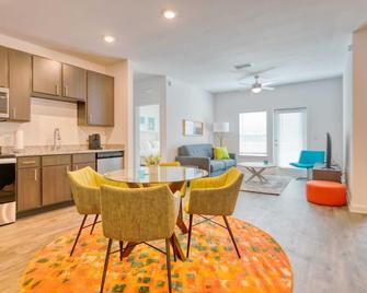 Grand Two Bedroom Two Bathroom Apartment with Balcony - Gainesville
