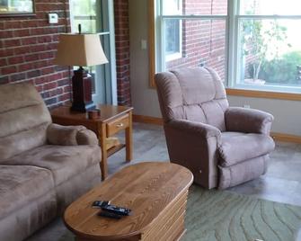 Redbrick Inn Courtney Suite - Oshkosh - Sala de estar