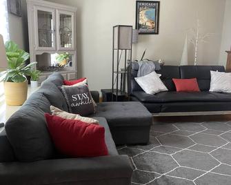 8Beds, 2Queen, 3Twin, 2Sofa sleepers. Min. to O’hare & Allstate. Free parking - Franklin Park