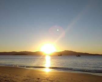 Beach Apartment With Sea View Just A Few Steps From The Sand. Complete Garage 1 Dor - Florianopolis - Beach