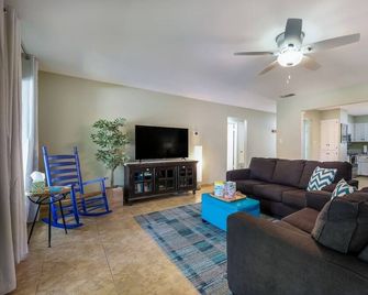 Lakefront Escape / Fishing / Kayaks / Fast Wifi - Seguin - Wohnzimmer