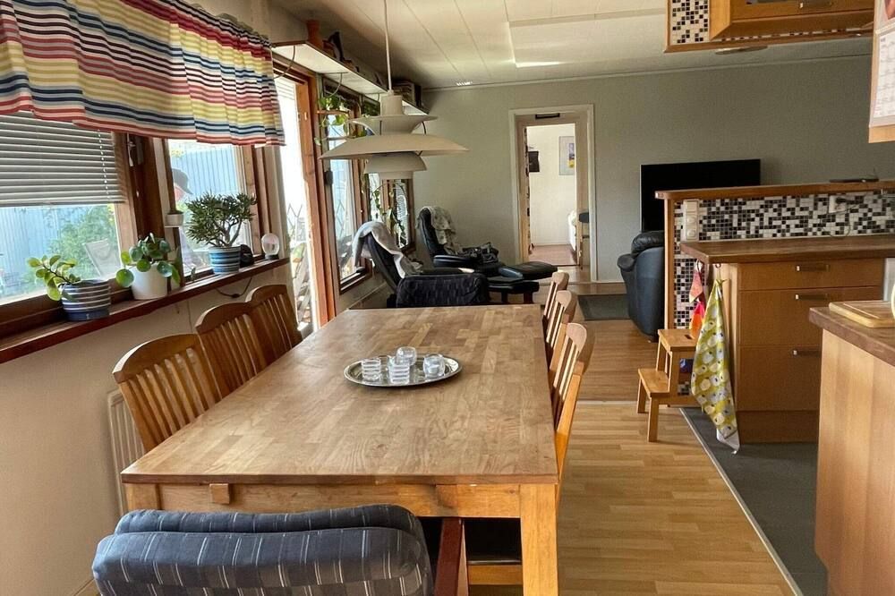 4 Star Holiday Home in Vastra Frolunda - Gotenburg - Eetruimte