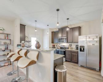 Pet-Friendly Home w/ Fenced Yard in Manor - Manor - Kitchen