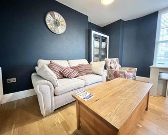 Luxury 3 storey apartment in Louth Town Centre (sleeps 6) - Louth - Living room