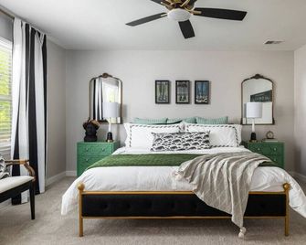 Bright, colorful home near Market & HPU - High Point - Bedroom