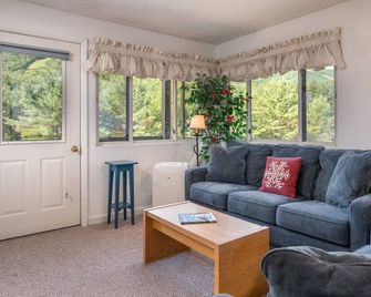 Brookside I B-306 | 2 Bed, 1 Bath - Newry - Sala de estar