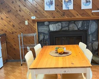 Slopeside Condo with indoor fireplace - Hunter - Dining room