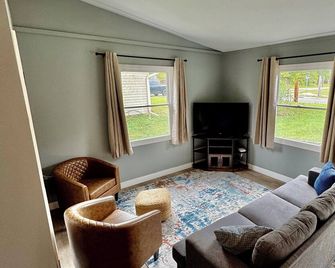Stylish Loveland Retreat - Walk to Downtown and Bike Trail - Loveland - Living room