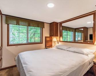 Circle M Camping Resort Screened Park Model 27 - Lancaster - Bedroom