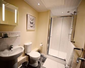 Triple Ensuite at The Coaching Barns - 웸 - 욕실