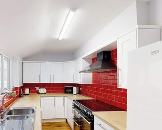 Scarborough Stays - Norwood House - Scarborough - Kitchen