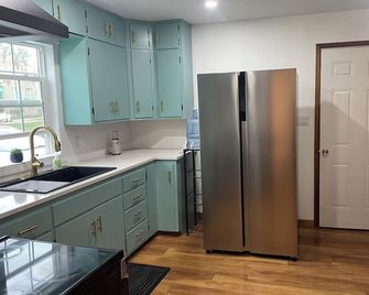 Cozy 2-bedroom house in Lakeside IA. Just a 3 minute walk from the lake. - Storm Lake - Keuken