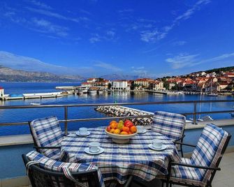 Hotel Pastura - Bol - Balcony