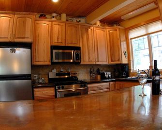 3bd & 2bth home w/ HOT TUB close to Ski Resorts & Truckee - Soda Springs - Kitchen