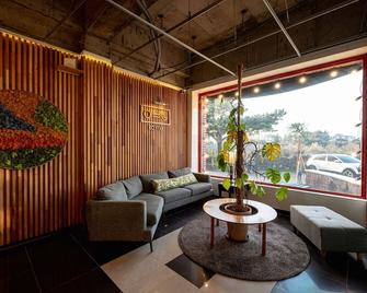 Eq Stay Hotel & Guesthouse - Ciudad de Jeju - Sala de estar