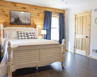 The Honey Bear House: Retreat in the Woods - Berkeley Springs - Schlafzimmer