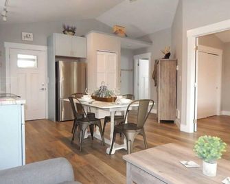 Downtown Charmer - Spacious 1 Bed 1 Bath - Adventure Basecamp - Sandpoint - Dining room