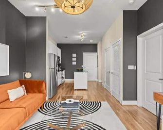 King Bed An Alluringly Cozy Suite Xcape - Alexandria - Living room