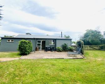 Relaxing cosy 1950's family beach house 1 block back from the beautiful beach. - Palmerston - Building