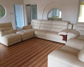 Stunning 5-Bed Family Villa in Lubumbashi Congo - Lubumbashi - Salon