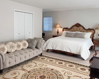 luxury Bedroom with Balcony - Vancouver - Bedroom