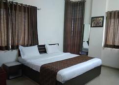 Balaji Lodging - Pandharpur - Bedroom