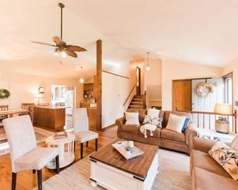 Oak Grove Retreat-hot tub/family and pet friendly - Forest - Sala de estar