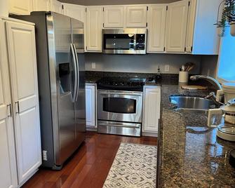 Charming 2-bedroom 2 bath lake house on Goguac Lake in Battle Creek with WiFi/AC - Battle Creek - Kitchen