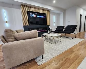 Exclusive Home in Niagara Falls - Thorold - Living room