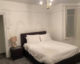 Charming Victoria Conversion Flat in Brentwood with a Garden & Free Parking - Brentwood - Bedroom