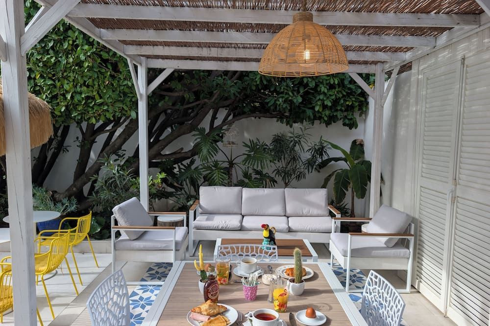 Hôtel Mademoiselle - אנטיב - פטיו