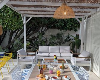 Hôtel Mademoiselle - אנטיב - פטיו