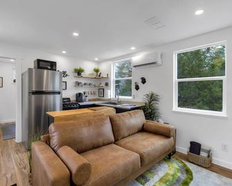 Cozy Cabin in the woods! Queen bed, quiet, peaceful, secluded getaway. - Greenville - Living room
