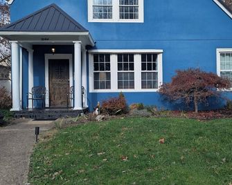 The Blue House – Eclectic Art Haven Near Marshall & Huntington’s Best Parks - Huntington - Building
