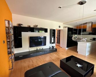 Vermiete wunderschönes Apartment mit Garten in Wörthersee-Nähe - Klagenfurt - Sala de estar