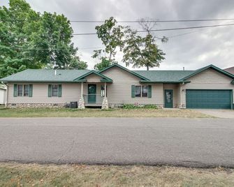 Lakefront Isle Escape with Dock and Fire Pit! - Isle - Edificio