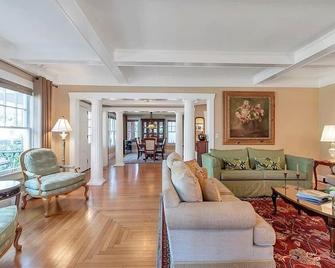 Oak Room at ONE Inn, steps to Downtown St. Pete: Ideal for all guests! - St. Petersburg - Living room