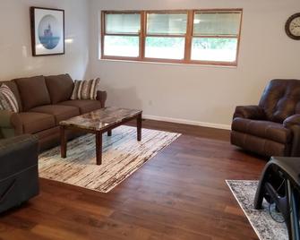 Two Bed Room with Two Luxury Bathrooms including Jacuzzi tubs, Open year round - Bear Lake - Living room