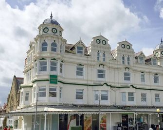 Royal Manor Park - Llandudno - Building