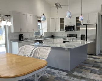 Remodeled with pool/spa home in golf resort for rental! Very cool house! - Sebring - Cucina