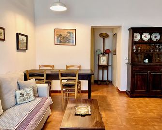 Tuscan countryhouse apartment, 10 min by the sea, with AC and large garden. - Castagneto Carducci - Living room