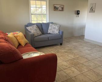 Tranquil Farmstead Haven — A Countryside Escape - Gassville - Sala de estar