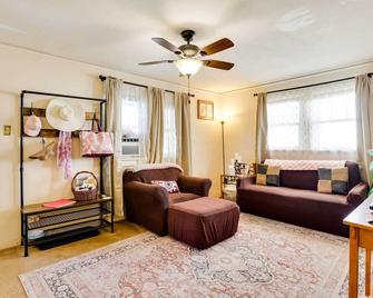Cottage w/ Furnished Deck: 1 Mi to Dtwn Craig! - Craig - Вітальня