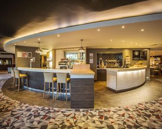 هوليداي إن ريدينغ شاوث إم 4، جيه سي تي 11 - ريدينغ - بار