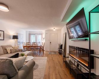 Newly renovated home steps to transit, 10mins to beach & 25mins to downtown - Toronto - Living room