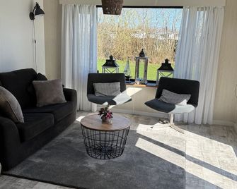 Nice and cozy Chalet for 4 people, near the beach. - Petten - Salon