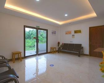 OYO 781 Junie Pension House - Moalboal - Living room