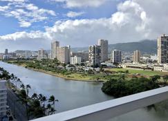 City-view studio with balcony & WiFi - mere steps from Waikiki beaches - Honolulu - Vista del exterior
