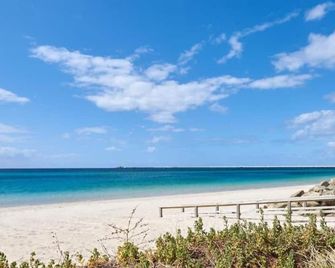 Apiwa Busselton Seaside Escape Apartments - Busselton - Pláž